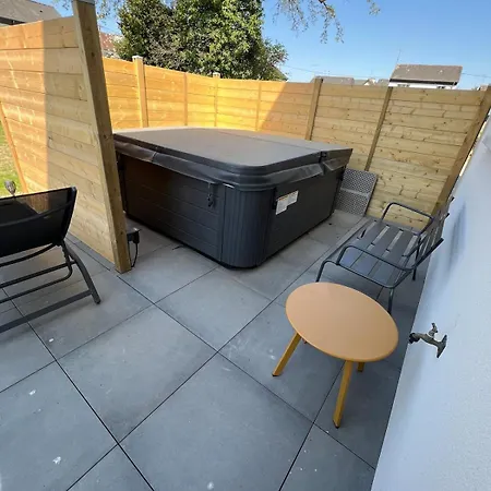 Ker Phan Cozy Urban With Hot Tub וילה